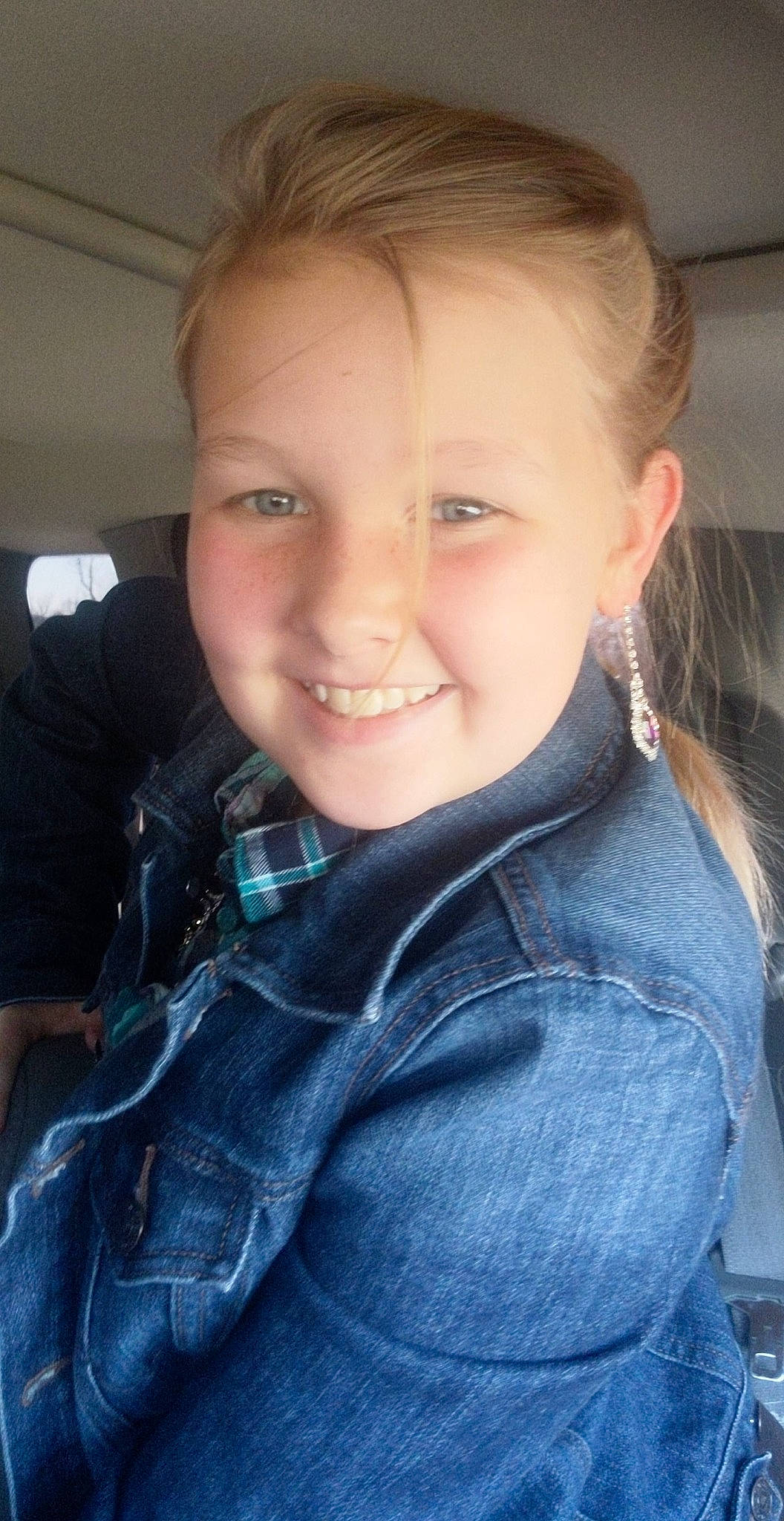 Aienna is registered to the contest to win money with this photo: blond, cheek, child, chin, cool, eyebrow, face, facial_expression, forehead, fun, hair, hairstyle, head, jaw, jeans, joy, lip, nose, person, photography