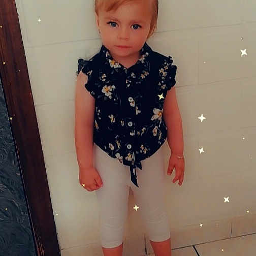 Léana a rejoint le concours — aidez-le/la à gagner de superbes lots ! baby_toddler_clothing, electric_blue, face, fashion_design, flooring, human_leg, joint, knee, leg, neck, pattern, shoulder, sleeve, sock, sportswear, standing, thigh, toddler, trunk, waist