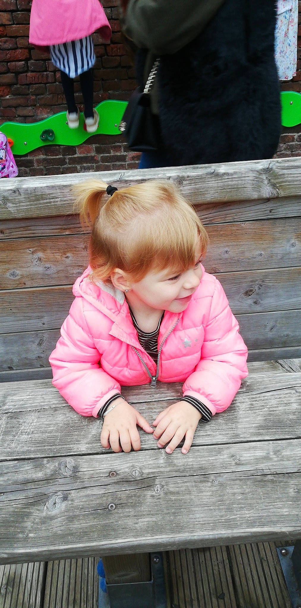 Léana participe au concours pour gagner de l'argent avec cette photo : baby_toddler_clothing, blond, child, eye, floor, flooring, grass, green, happy, hardwood, leisure, magenta, people_in_nature, person, pink, plant, skin, smile, toddler, tree