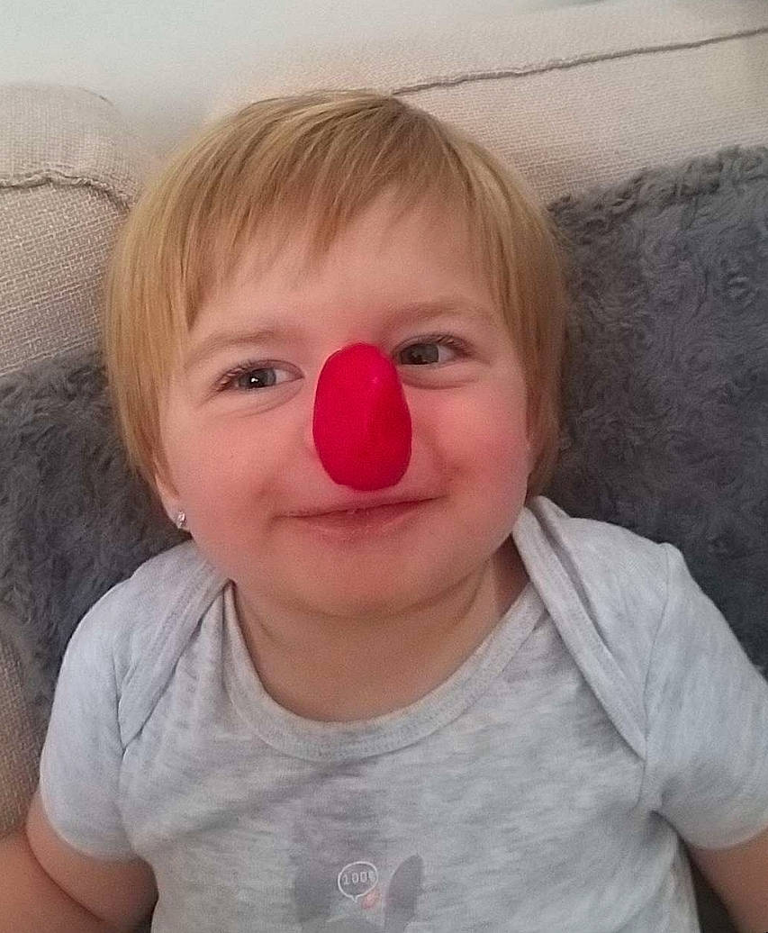 Léana participe au concours pour gagner de l'argent avec cette photo : cheek, chin, ear, eye, eyebrow, eyelash, forehead, gesture, happy, human_body, iris, jaw, joy, lip, mouth, neck, nose, person, skin, sleeve