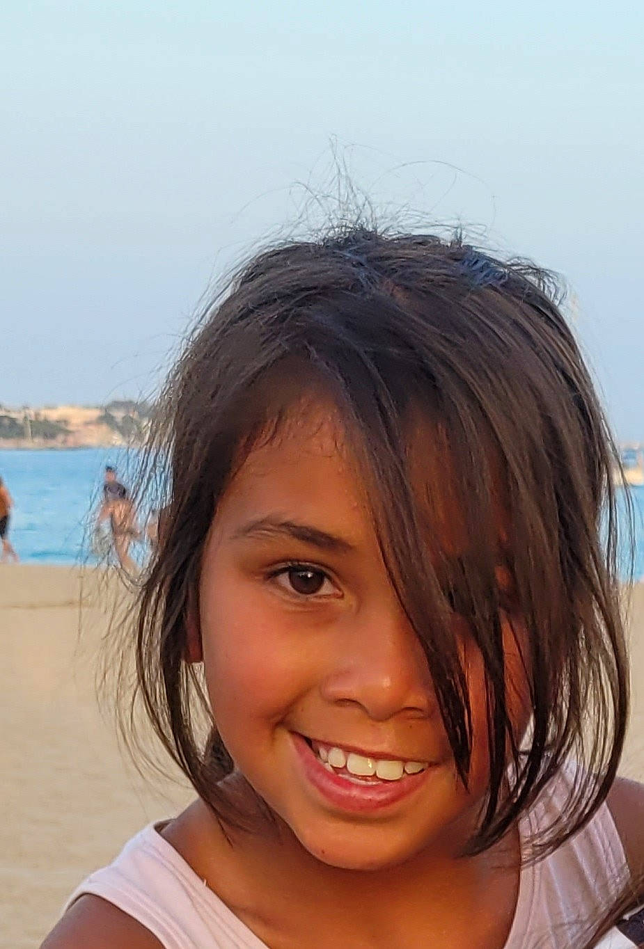 Eva a rejoint le concours — aidez-le/la à gagner de superbes lots ! beach, black_hair, chin, eyebrow, eyelash, facial_expression, forehead, fun, happy, jaw, joy, layered_hair, lip, long_hair, neck, nose, person, skin, sky, smile