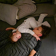 Kenjy a rejoint le concours — aidez-le/la à gagner de superbes lots ! bed, blanket, child, comfort, cozy, cuddling, curly_hair, family, headboard, home, indoor, nap, pajamas, peaceful, pillow, relaxation, rest, sleeping, soft_lighting, toddler