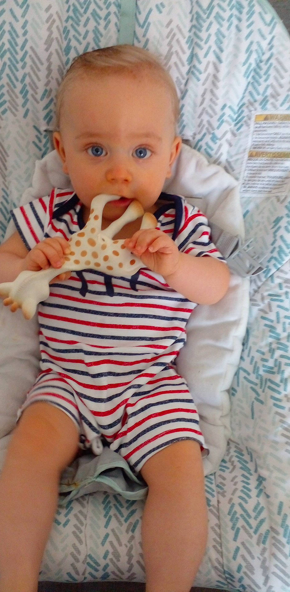 Tyméo a rejoint le concours — aidez-le/la à gagner de superbes lots ! baby, baby_toddler_clothing, cheek, child, comfort, finger, happy, human_leg, infant_bodysuit, linens, nail, pattern, person, pink, sitting, skin, sleeve, surprise, sweetness, thigh