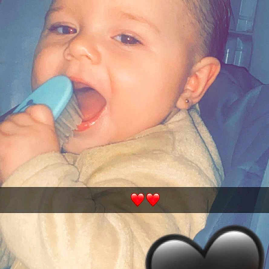 Lyam a rejoint le concours — aidez-le/la à gagner de superbes lots ! baby, biting, bodypart, brush, cosmetics, cutlery, device, face, happy, head, heart, lipstick, mouth, person, photography, portrait, spoon, teeth, tool, toothbrush