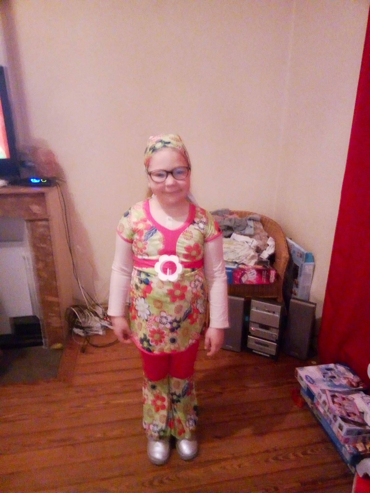 Sophie participe au concours pour gagner de l'argent avec cette photo : costume, peach, person, toy