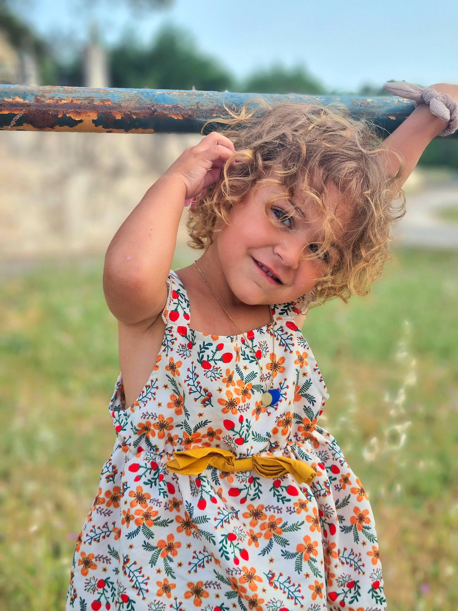 Shanna a rejoint le concours — aidez-le/la à gagner de superbes lots ! baby_toddler_clothing, flash_photography, fun, grass, grassland, hair, hairstyle, happy, head, leaf, leisure, natural_environment, people_in_nature, person, rural_area, skin, sky, smile, standing, sunlight