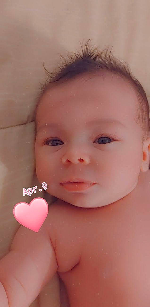 Brianna participe au concours pour gagner de l'argent avec cette photo : arm, baby, cheek, chin, eyebrow, eyelash, face, forehead, gesture, hand, human_body, iris, lip, mouth, muscle, neck, nose, organ, person, skin