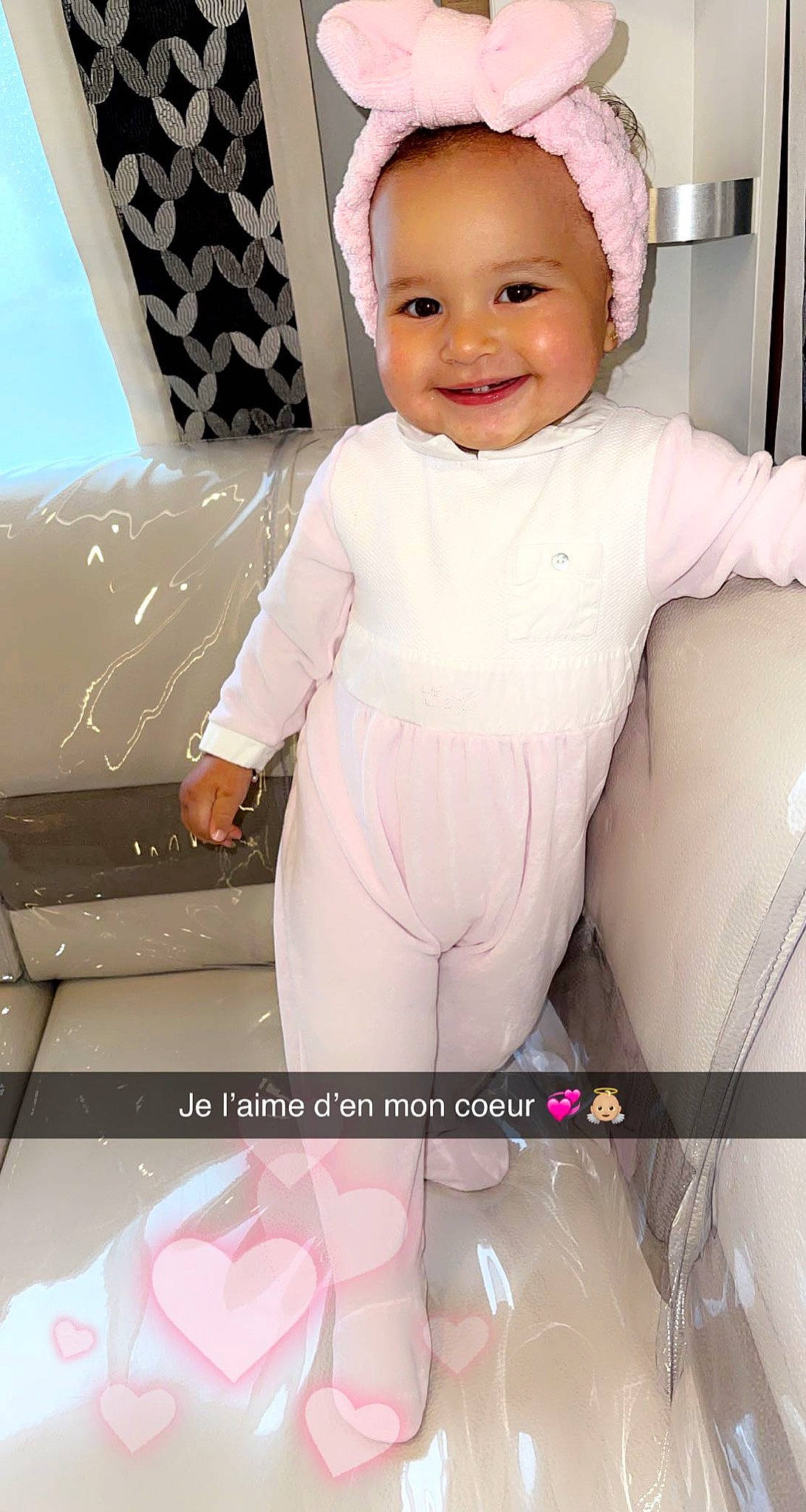 Rym a rejoint le concours — aidez-le/la à gagner de superbes lots ! baby, baby_toddler_clothing, cap, chair, child, fashion_accessory, happy, joy, magenta, person, pink, product, purple, room, sitting, skin, sleeve, smile, textile, thigh