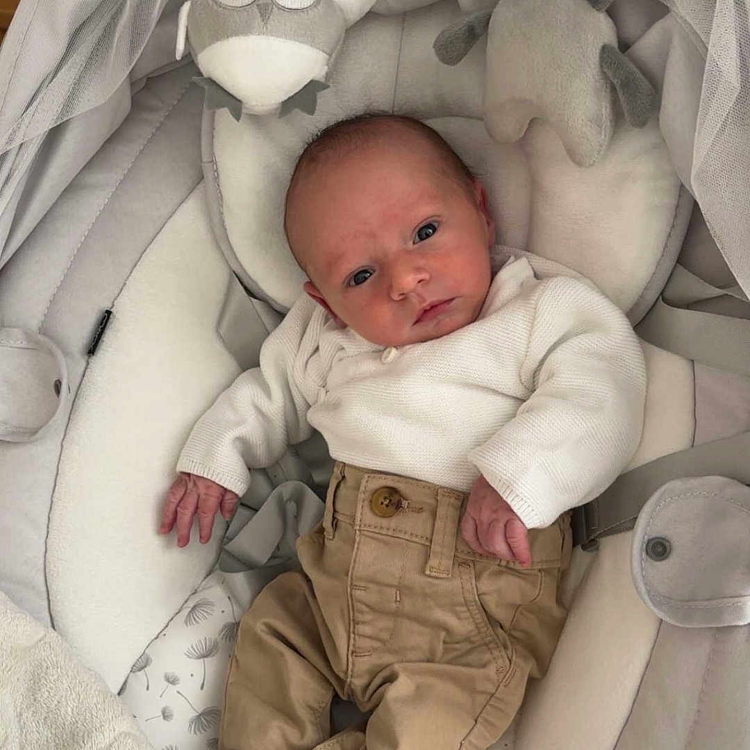 Noah participe au concours pour gagner de l'argent avec cette photo : baby, baby_seat, blanket, child, clothing, cushion, cute, face, head, indoor, infant, looking, newborn, pants, plush_toy, resting, small, soft, stuffed_toy, sweater