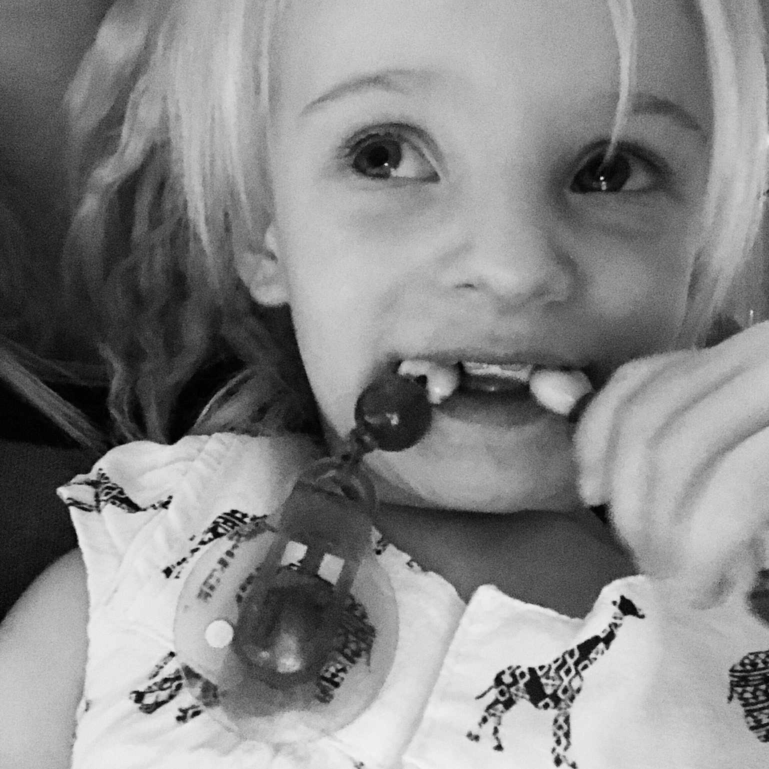 Maëlyss a rejoint le concours — aidez-le/la à gagner de superbes lots ! black, black_and_white, blond, cheek, child, chin, emotion, eye, eyebrow, face, facial_expression, girl, hair, human_hair_color, lip, monochrome_photography, nose, person, skin, smile