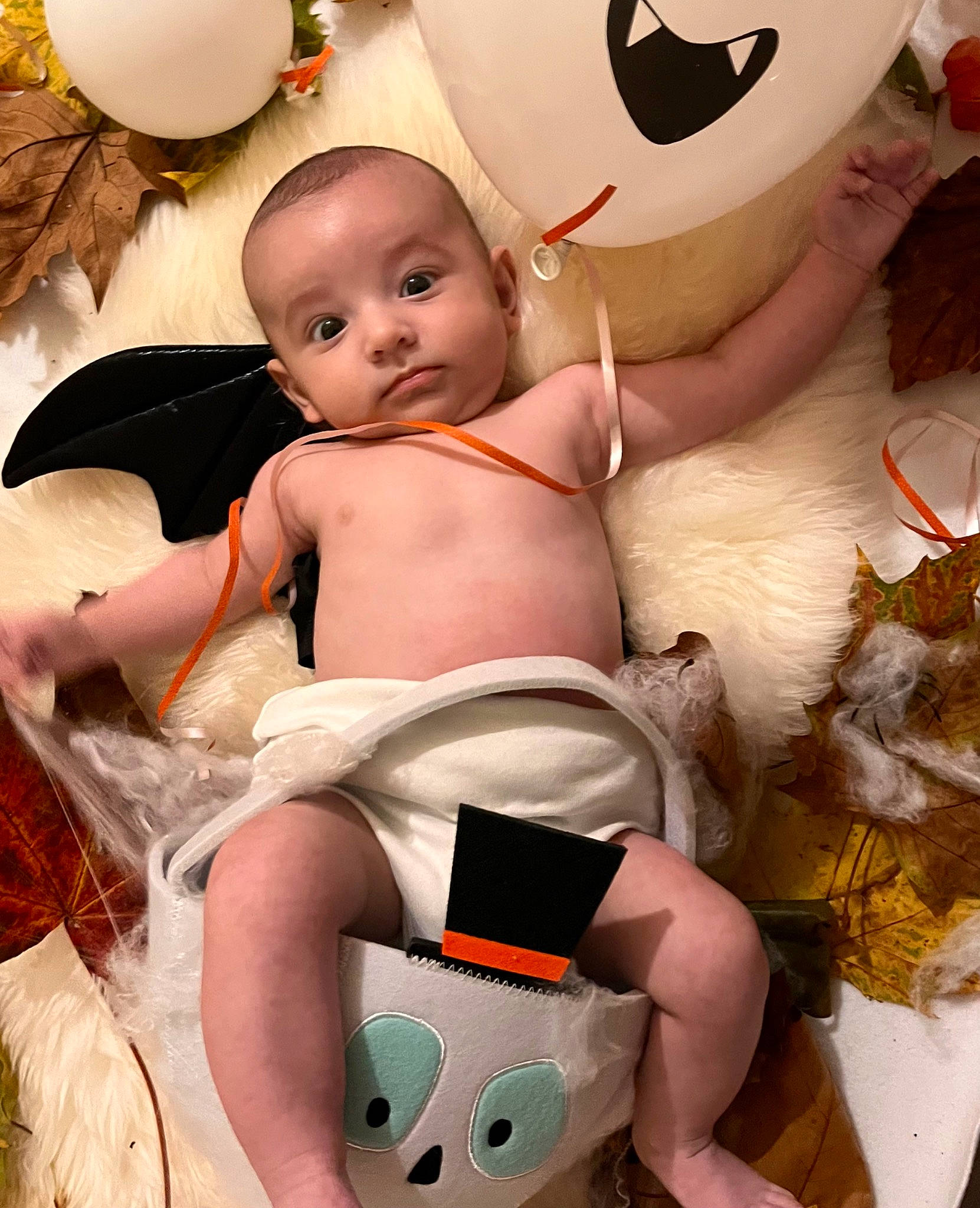 Nuno a rejoint le concours — aidez-le/la à gagner de superbes lots ! abdomen, barechested, chest, child, event, eyelash, finger, fun, happy, head, headgear, human_leg, person, sitting, skin, teddy_bear, thigh, toddler, toy, trunk