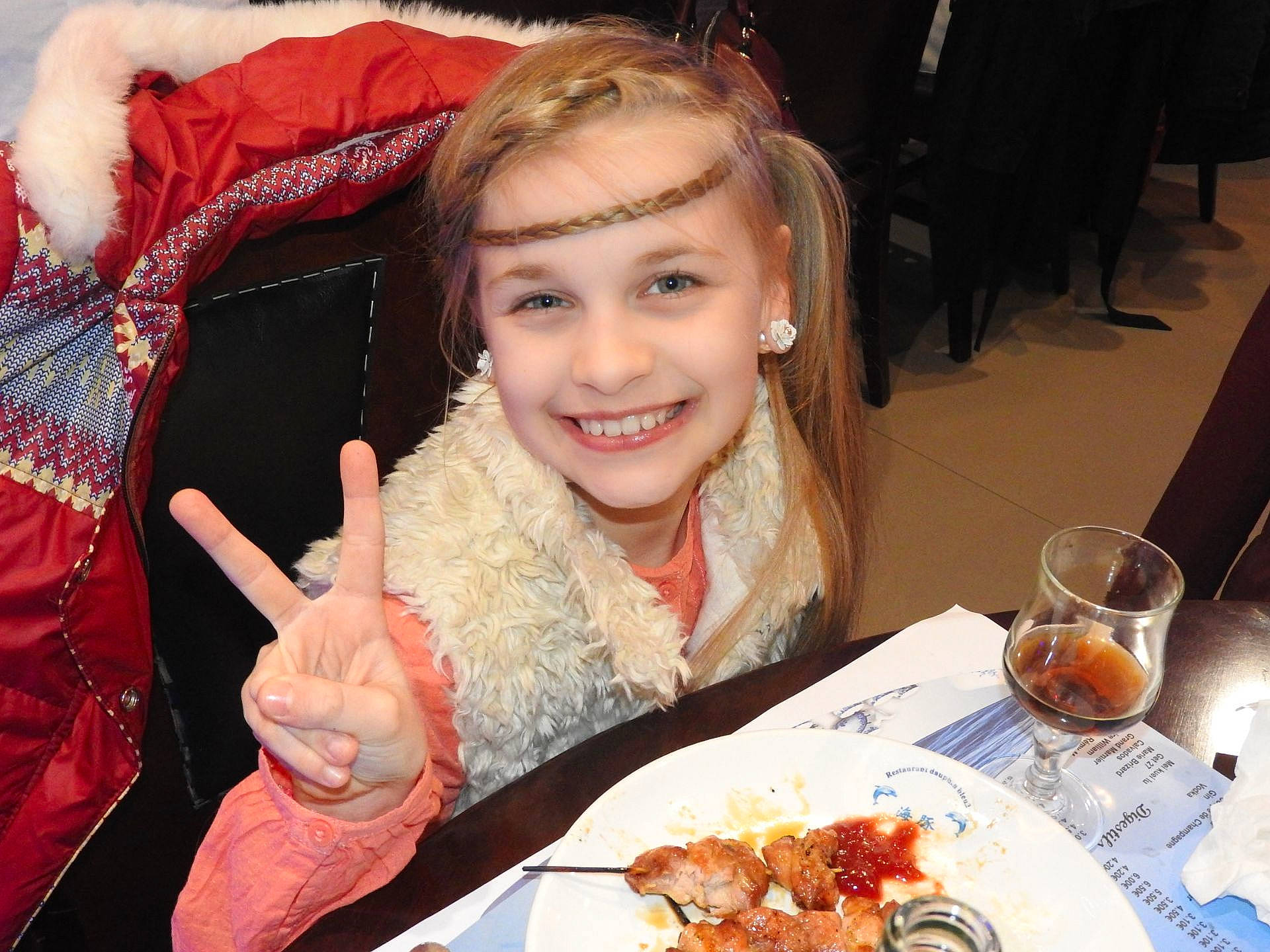 Adriana a rejoint le concours — aidez-le/la à gagner de superbes lots ! eating, joy, lunch, meal, people