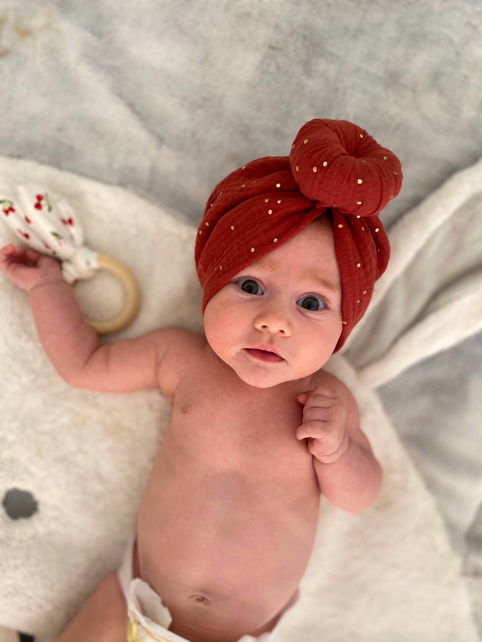 Louise participe au concours pour gagner de l'argent avec cette photo : baby, baby_products, baby_toddler_clothing, cap, chest, child, comfort, costume_hat, event, fashion_accessory, flesh, hair_accessory, happy, linens, person, room, skin, stomach, sun_hat, toddler