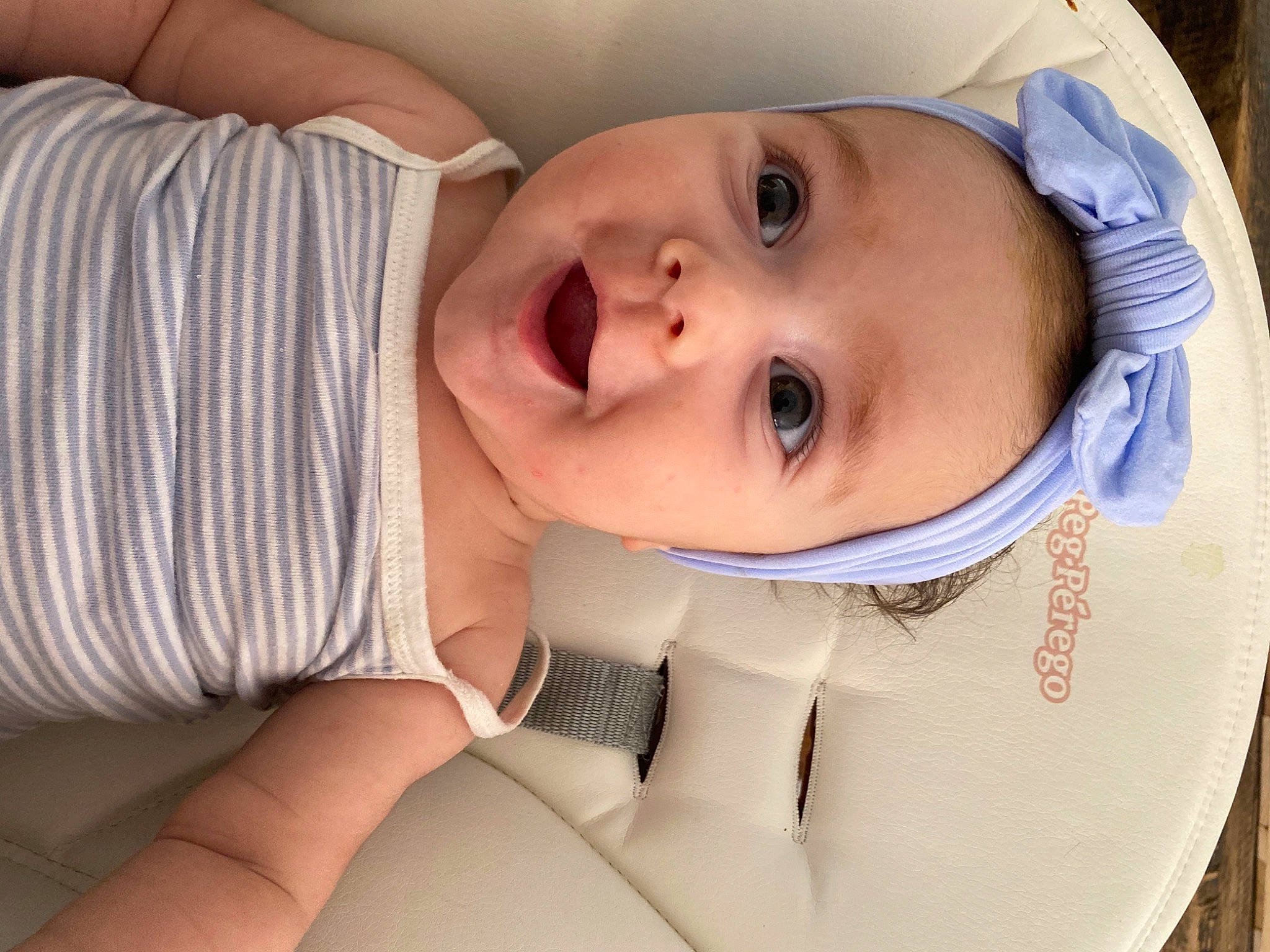 Louise a rejoint le concours — aidez-le/la à gagner de superbes lots ! baby, baby_products, baby_toddler_clothing, cheek, child, chin, comfort, eye, eyebrow, eyelash, happy, iris, lip, mouth, neck, nose, person, skin, sleeve, smile