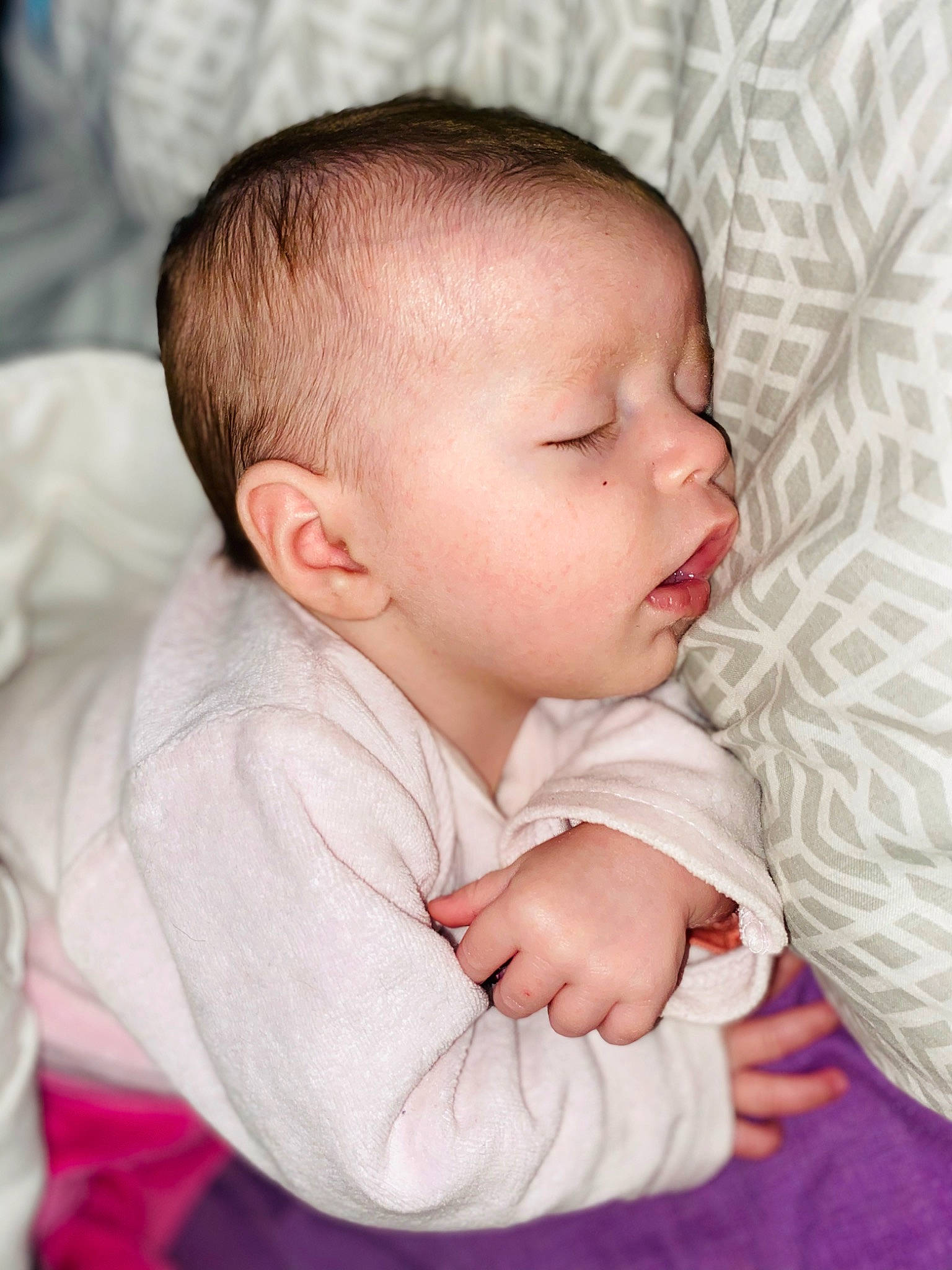 Maylie a rejoint le concours — aidez-le/la à gagner de superbes lots ! baby, baby_sleeping, cheek, child, chin, ear, eye, face, forehead, head, lip, mouth, nap, nose, person, pink, skin, sleep, toddler