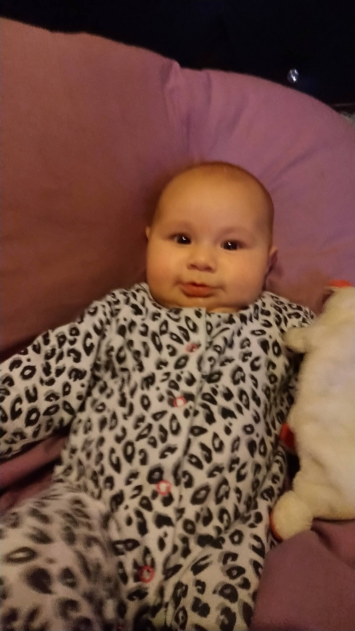 Louna participe au concours pour gagner de l'argent avec cette photo : baby, cheek, child, eye, face, head, iris, nose, person, sitting, skin, toddler