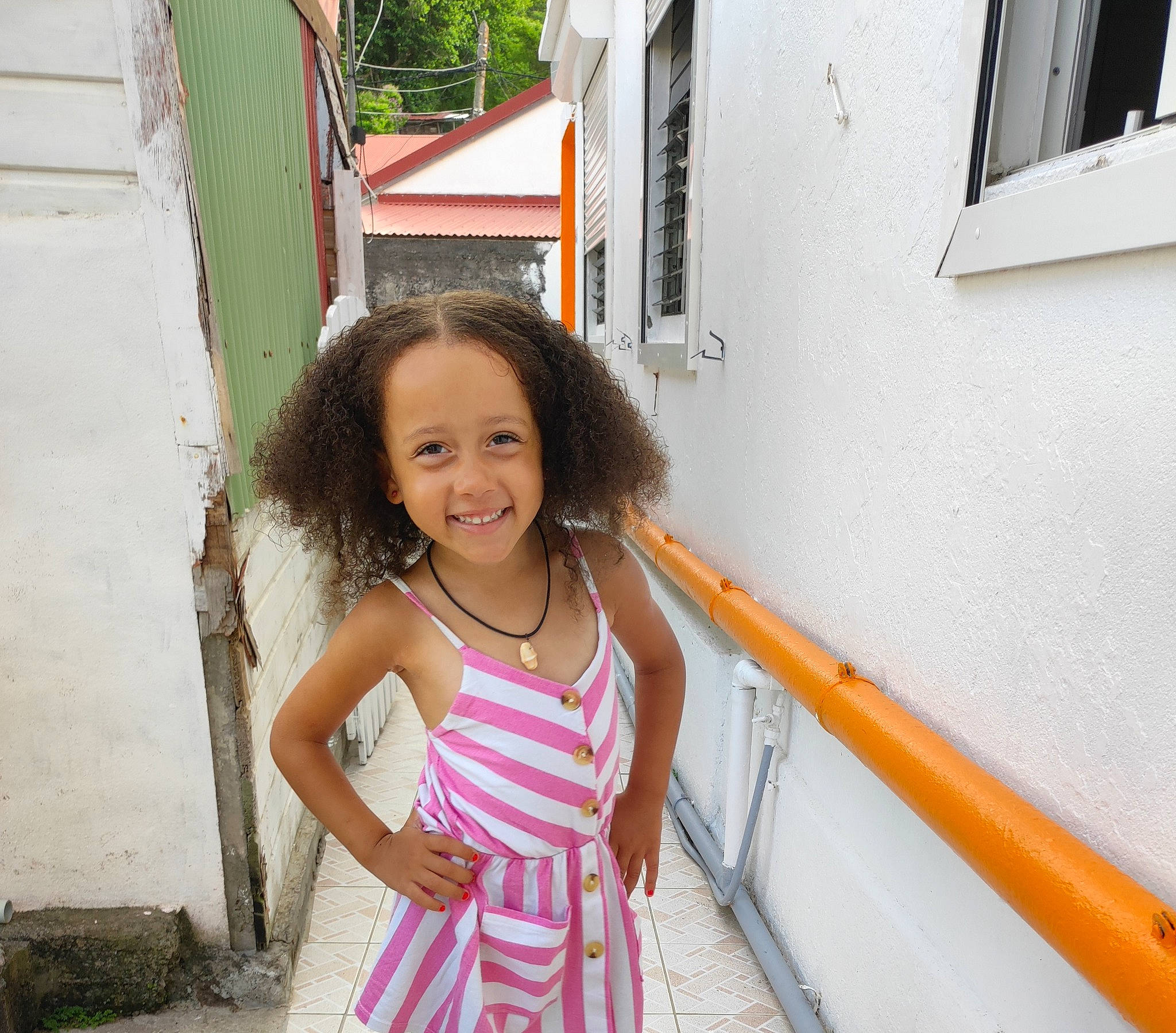 Shanna a rejoint le concours — aidez-le/la à gagner de superbes lots ! child, day_dress, fun, happy, house, joy, leisure, magenta, pattern, person, pink, shoulder, smile, standing, street, t_shirt, toddler, travel, vacation, waist