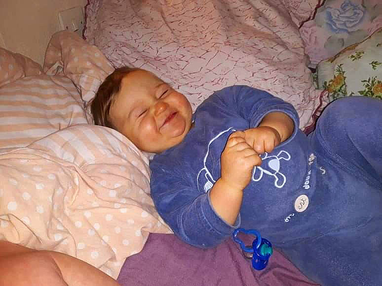 Kaïylan participe au concours pour gagner de l'argent avec cette photo : baby, bedtime, child, comfort, nap, person, sleep, toddler