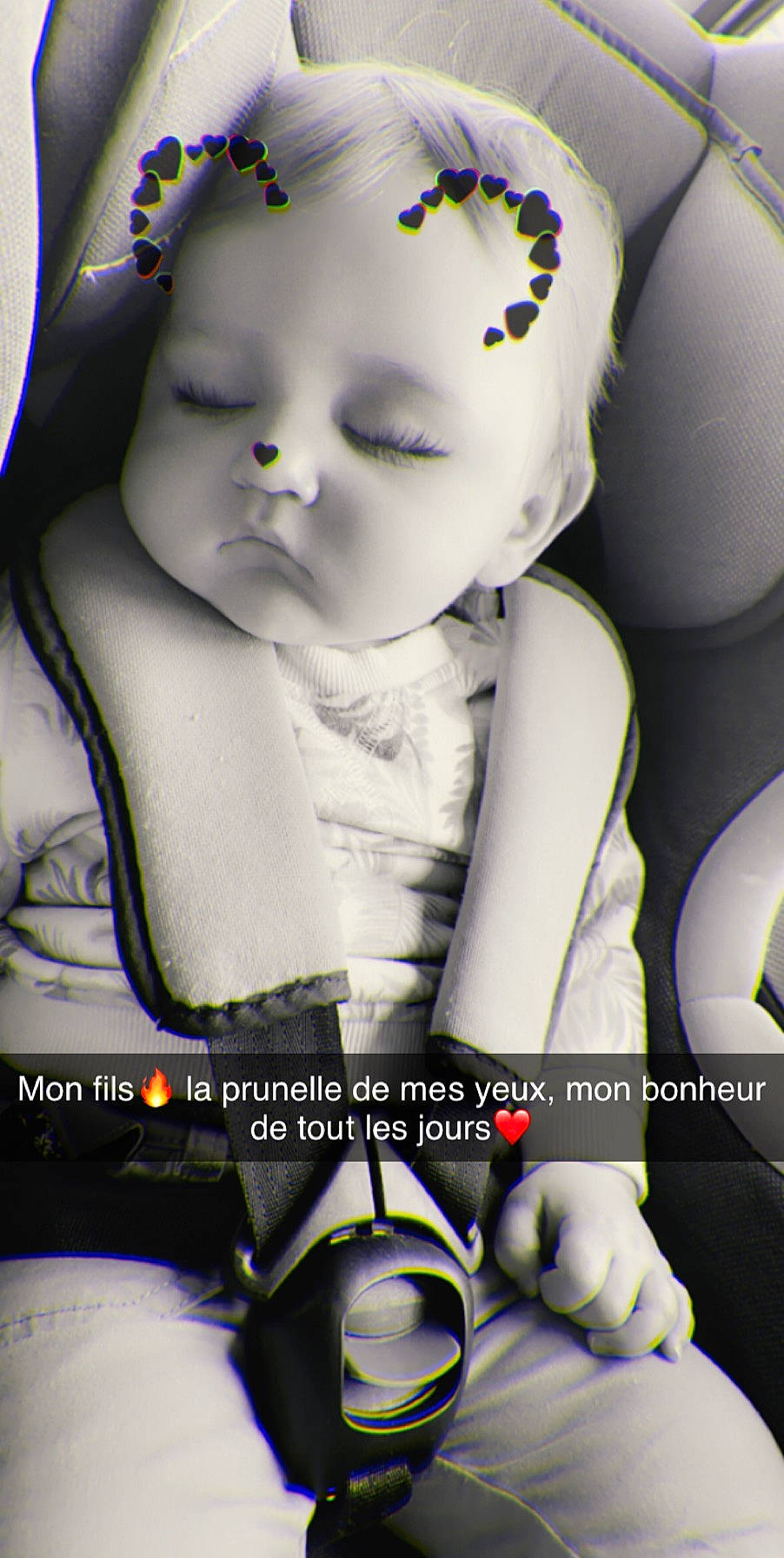 Kaïylan participe au concours pour gagner de l'argent avec cette photo : cheek, child, eye, forehead, head, lip, nose, person, photo_caption, smile, toy