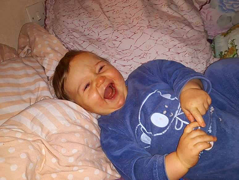 Kaïylan participe au concours pour gagner de l'argent avec cette photo : baby, bedtime, child, person, sleep, toddler