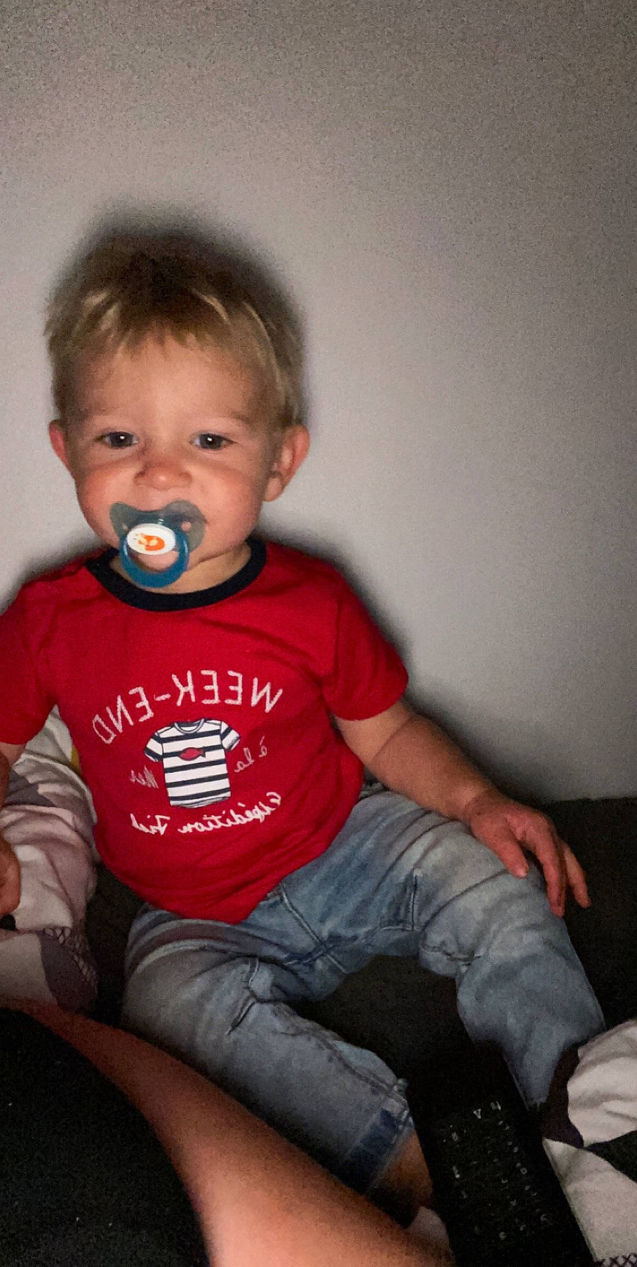 Kaïylan a rejoint le concours — aidez-le/la à gagner de superbes lots ! arm, baby, cheek, child, chin, fun, leg, lip, mouth, nose, person, sitting, smile, standing, t_shirt, toddler