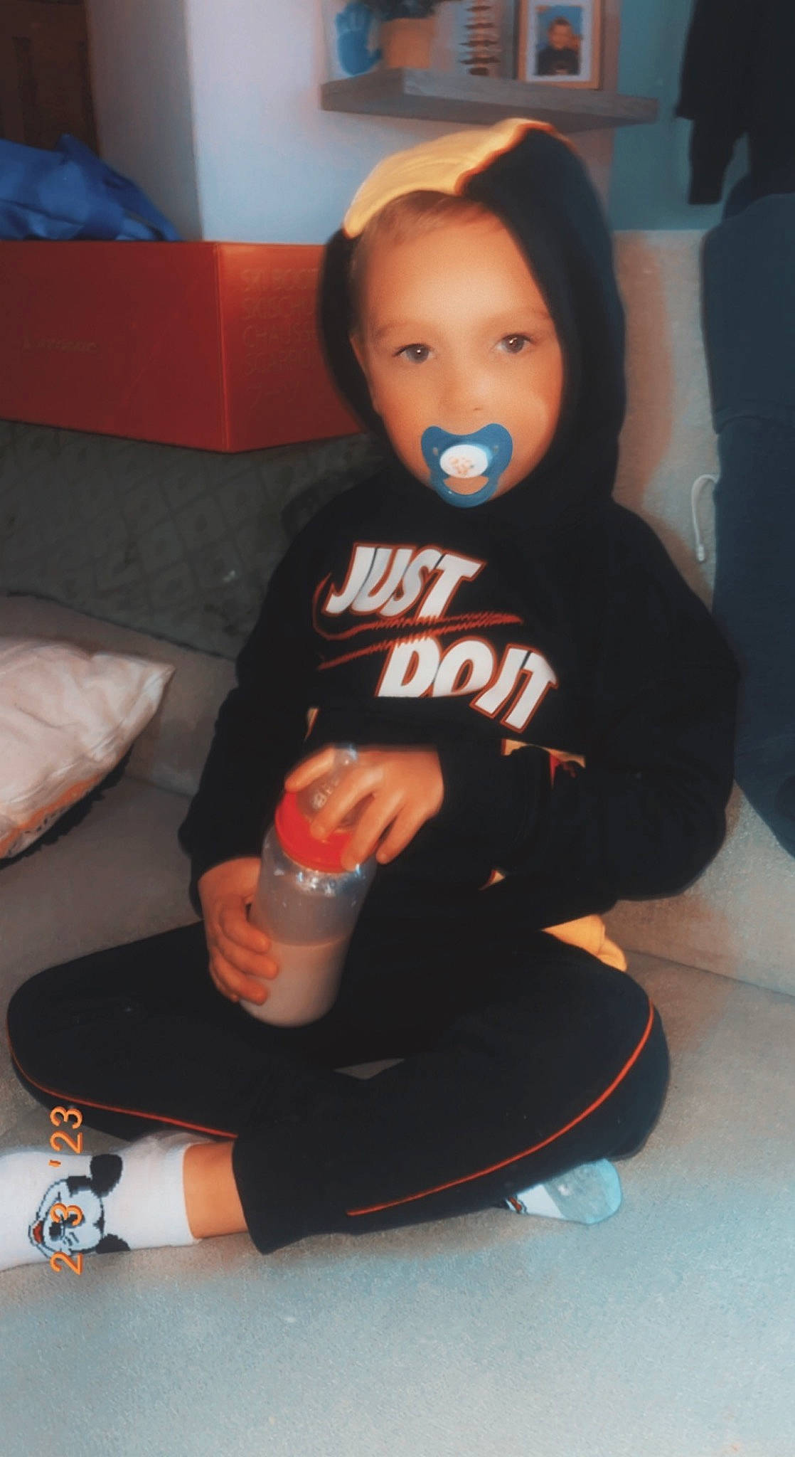 Kaïylan participe au concours pour gagner de l'argent avec cette photo : baby_toddler_clothing, black_hair, comfort, elbow, face, finger, flooring, fun, hair, head, human_leg, knee, neck, person, shoe, shoulder, sleeve, sportswear, t_shirt, thigh