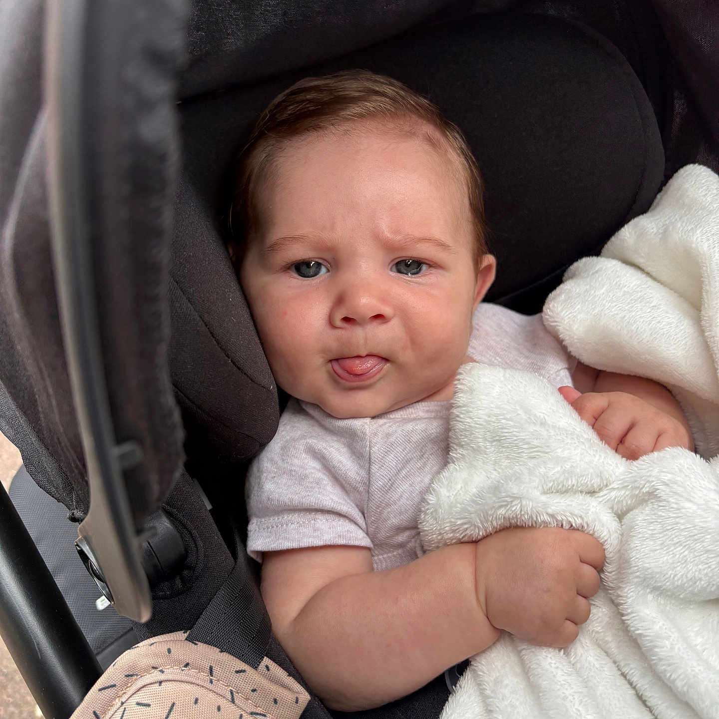 Melwenn a rejoint le concours — aidez-le/la à gagner de superbes lots ! baby, blanket, child, closeup, clothing, comfort, cute, expression, fabric, face, hand, indoor, infant, person, portrait, seat, soft, stroller, tongue, young