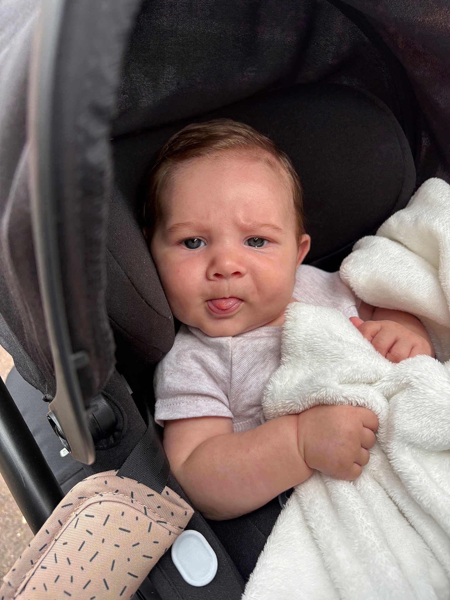 Melwenn a rejoint le concours — aidez-le/la à gagner de superbes lots ! baby, infant, child, blanket, stroller, face, hand, clothing, cute, expression, tongue, soft, comfort, closeup, portrait, indoor, seat, fabric, person, young