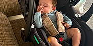 Melwenn a rejoint le concours — aidez-le/la à gagner de superbes lots ! baby, car_seat, sleeping, infant, child, seatbelt, indoors, clothing, person, furniture, fabric, hand, foot, face, head, cute, peaceful, resting, toddler, safety