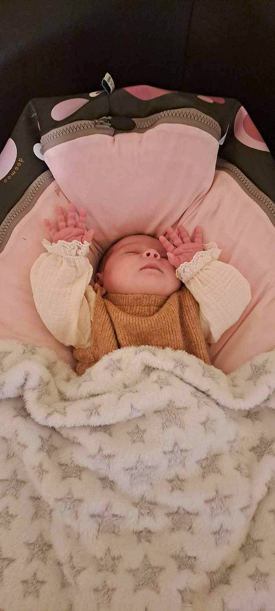 Maylee a rejoint le concours — aidez-le/la à gagner de superbes lots ! baby, baby_products, baby_safety, baby_sleeping, baby_toddler_clothing, bedding, bedtime, cheek, child, comfort, eyelash, hat, linens, peach, person, pink, room, skin, sleeve, toddler