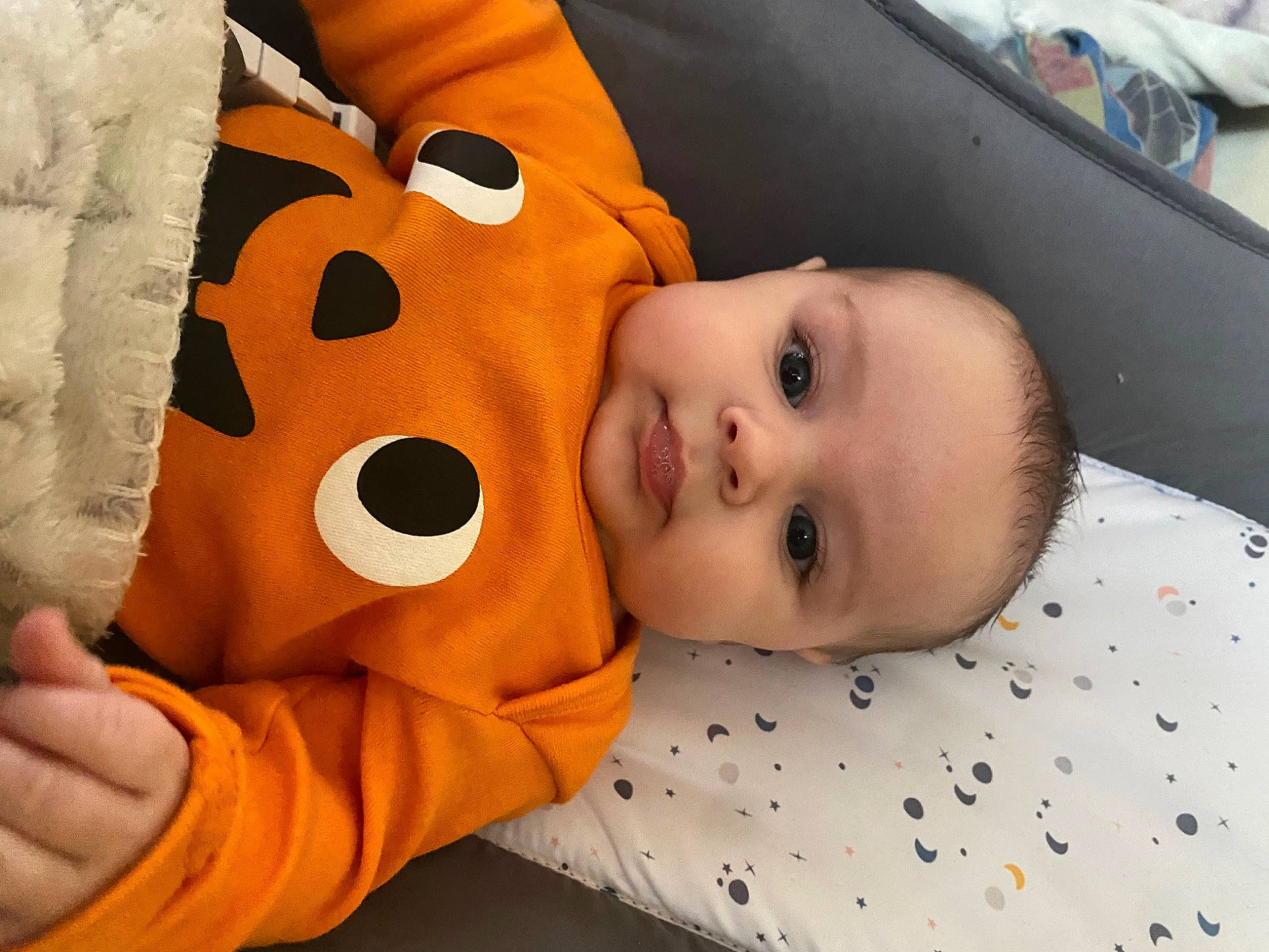 Maylee participe au concours pour gagner de l'argent avec cette photo : baby, baby_toddler_clothing, cheek, child, comfort, facial_expression, flooring, fun, happy, linens, nose, pattern, person, product, room, skin, sleeve, smile, textile, toddler