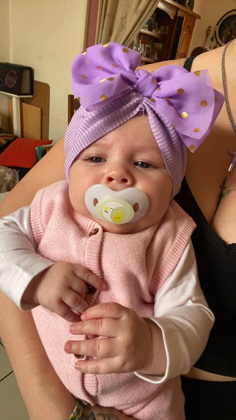 Maylee a rejoint le concours — aidez-le/la à gagner de superbes lots ! baby, baby_products, baby_safety, baby_toddler_clothing, beanie, beauty, cap, cheek, child, comfort, event, fashion_accessory, fun, gesture, happy, headgear, mouth, person, sitting, skin