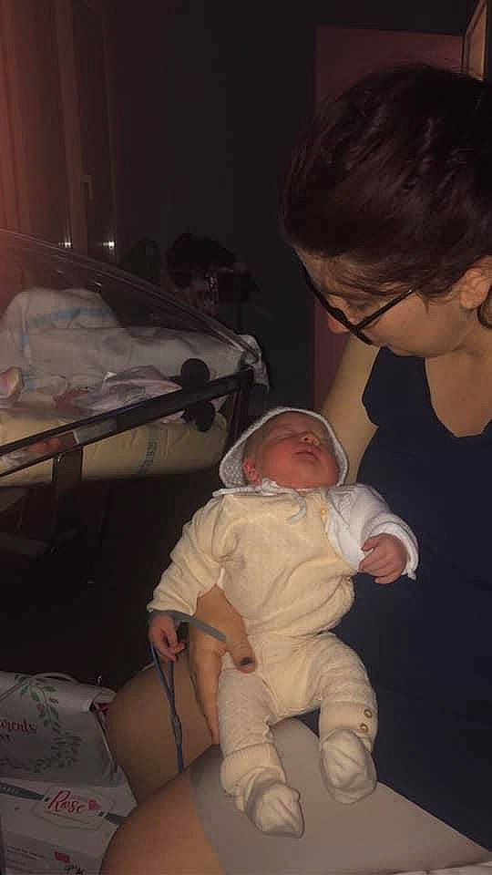 Lina participe au concours pour gagner de l'argent avec cette photo : abdomen, baby, baby_products, baby_toddler_clothing, cheek, child, comfort, darkness, event, eyewear, fun, glasses, knee, lap, mouth, person, room, service, sitting, toddler