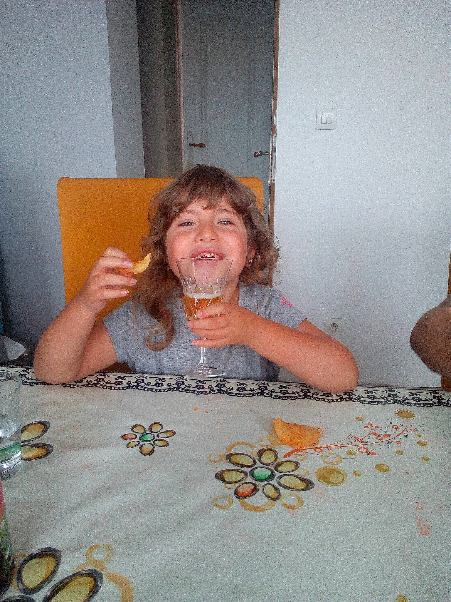 Célestine a rejoint le concours — aidez-le/la à gagner de superbes lots ! child, finger, fun, glasses, hand, joy, linens, person, room, tableware, textile, vacation