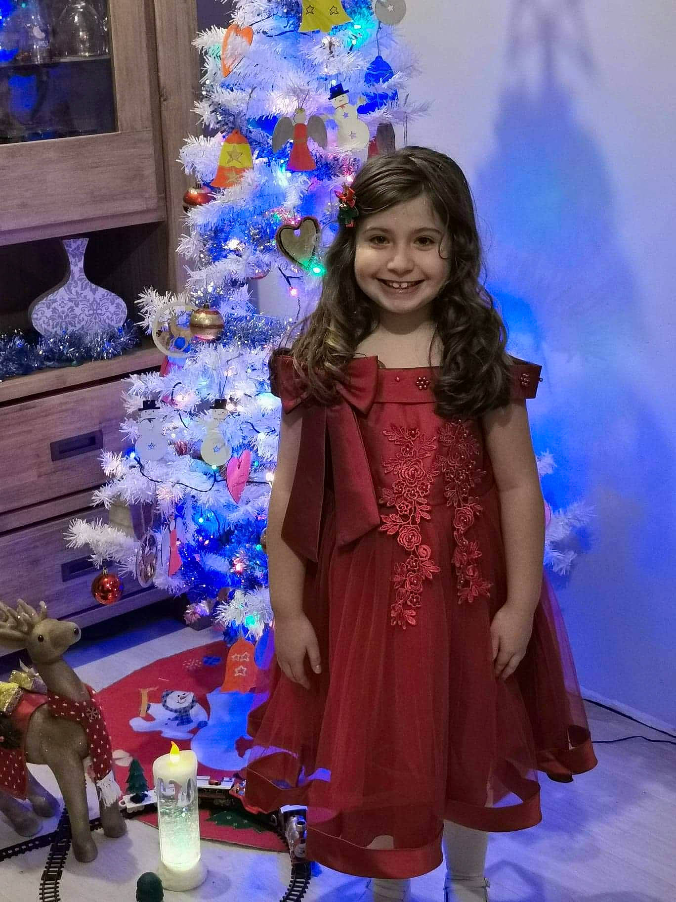 Célestine a rejoint le concours — aidez-le/la à gagner de superbes lots ! blue, child_model, christmas, christmas_decoration, christmas_eve, cobalt_blue, day_dress, decoration, dress, electric_blue, flooring, holiday, interior_design, joy, long_hair, majorelle_blue, one_piece_garment, ornament, party_supply, person