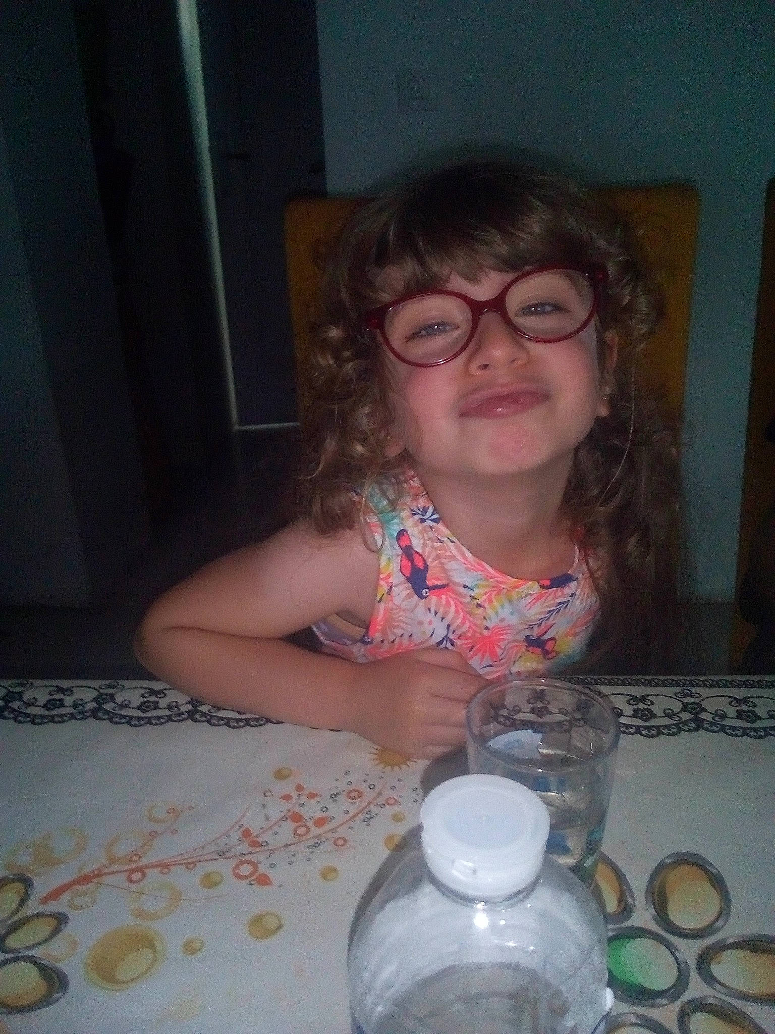 Célestine participe au concours pour gagner de l'argent avec cette photo : child, drinkware, eyewear, fun, glasses, person, plastic_bottle, tableware, vision_care