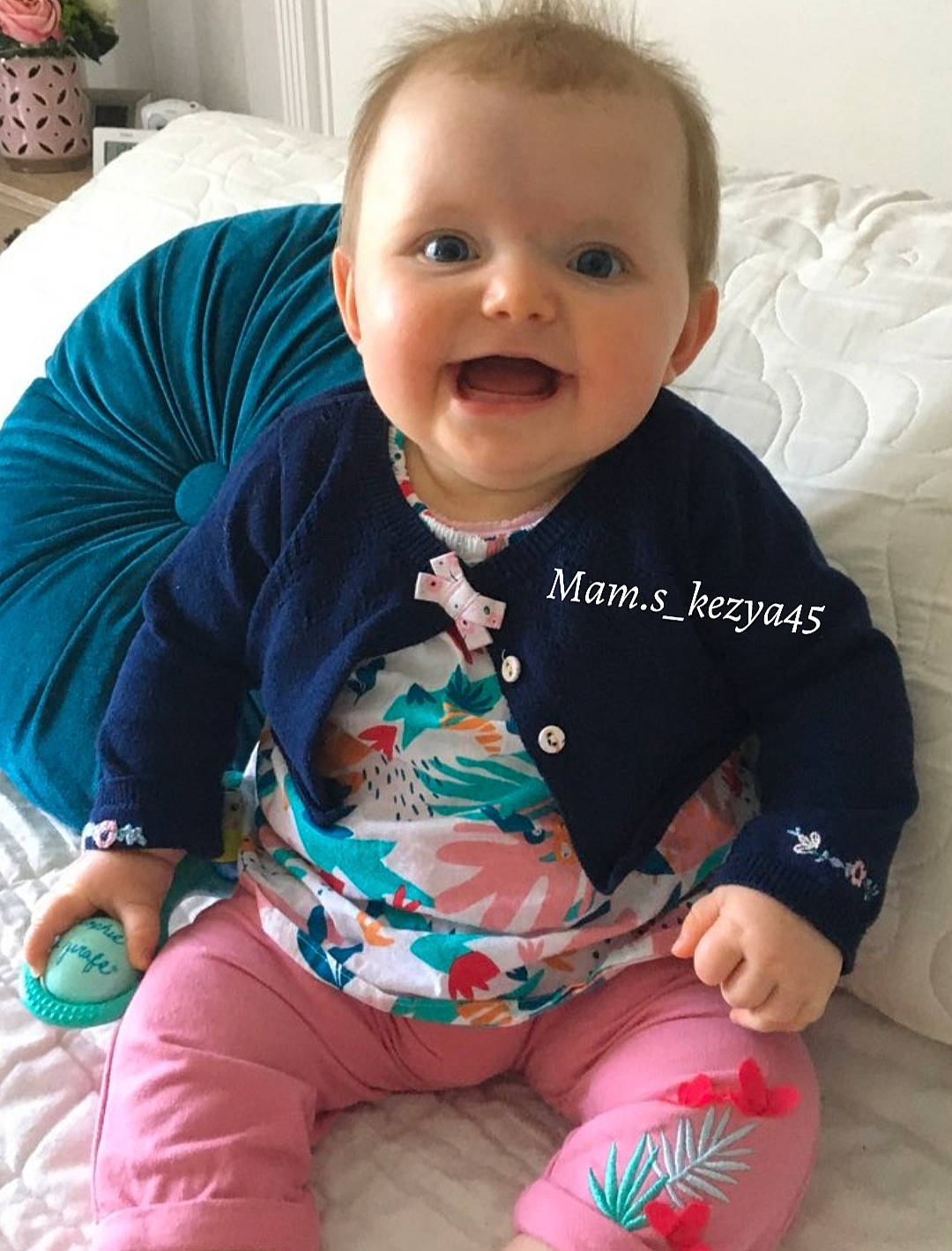 Këzya participe au concours pour gagner de l'argent avec cette photo : baby_toddler_clothing, cheek, comfort, eye, face, green, hairstyle, head, iris, joint, leg, mouth, neck, organ, person, product, shoulder, skin, sleeve, smile