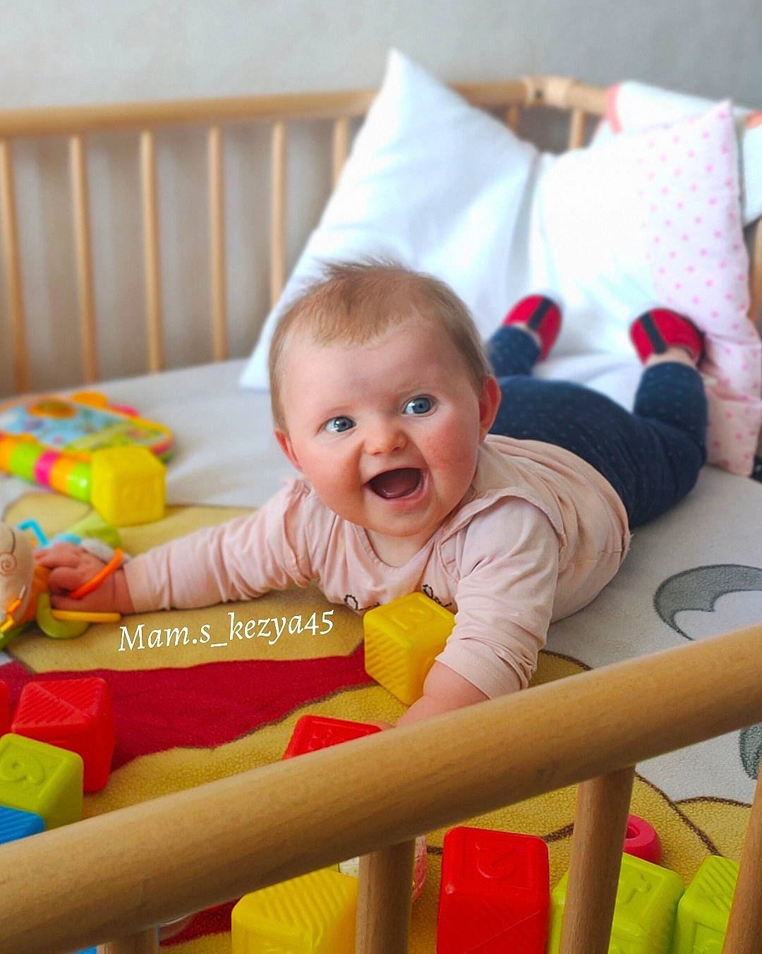 Këzya a rejoint le concours — aidez-le/la à gagner de superbes lots ! baby, baby_playing_with_toys, baby_products, baby_safety, baby_toddler_clothing, child, comfort, couch, fun, happy, leisure, linens, person, playing_with_kids, recreation, room, sitting, smile, toddler, toy