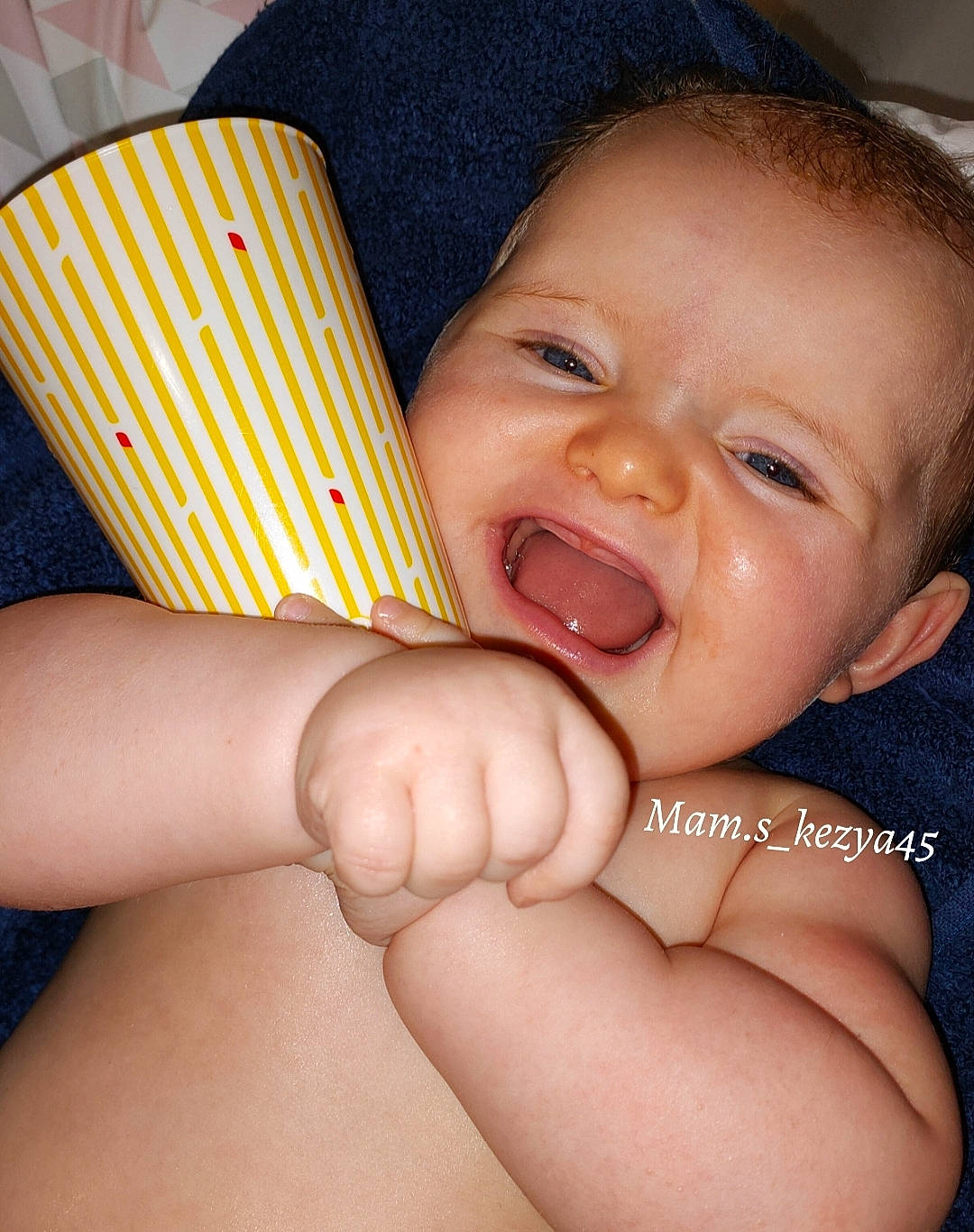 Këzya a rejoint le concours — aidez-le/la à gagner de superbes lots ! arm, baby_toddler_clothing, cheek, comfort, eye, eyebrow, facial_expression, gesture, hand, happy, iris, lip, mouth, muscle, neck, nose, organ, person, skin, smile