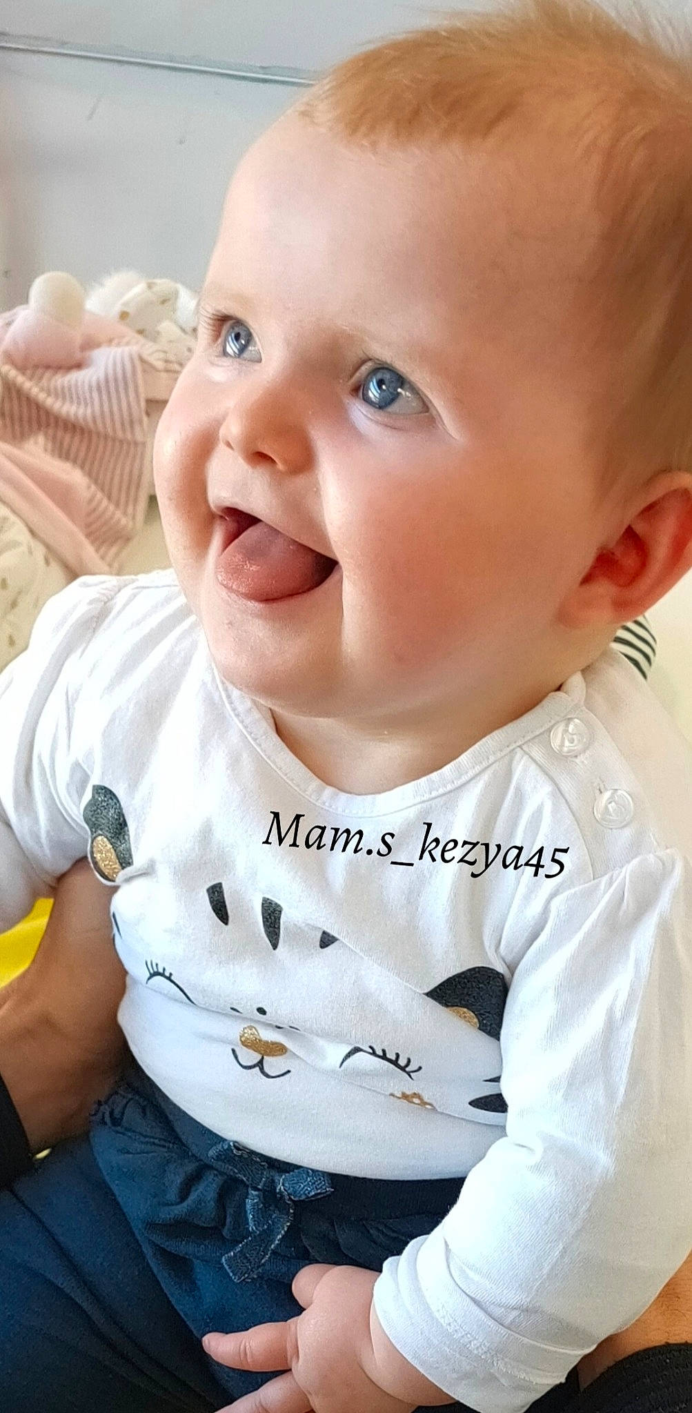 Këzya a rejoint le concours — aidez-le/la à gagner de superbes lots ! arm, baby_toddler_clothing, cheek, chin, collar, eyebrow, finger, happy, human_body, iris, jaw, lip, mouth, neck, nose, person, skin, sleeve, smile, toddler