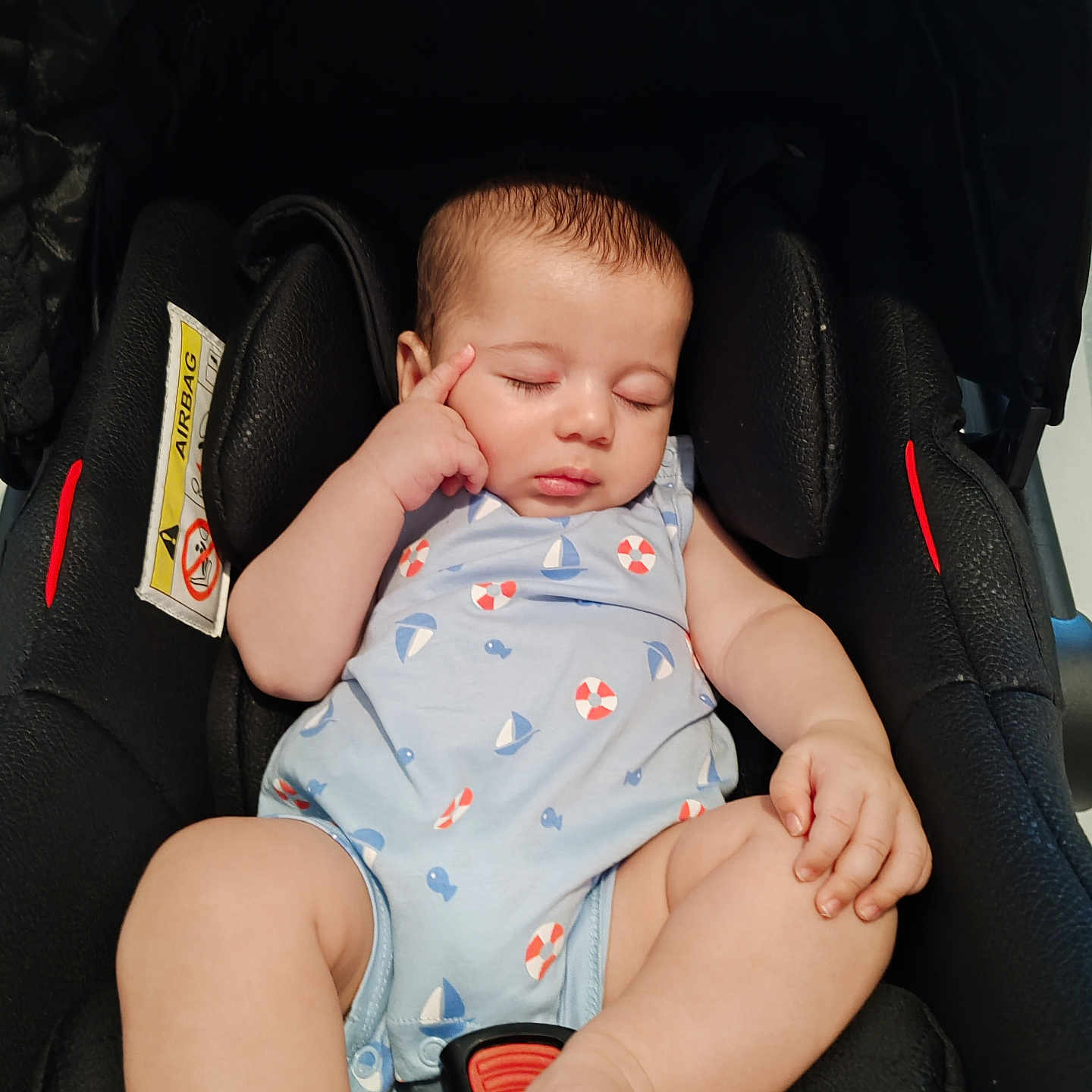 Idris Ghelam a rejoint le concours — aidez-le/la à gagner de superbes lots ! baby, car_seat, child, clothing, cute, face, fingertip, foot, hand, head, indoors, infant, onesie, peaceful, pose, rest, safety, seatbelt, skin, sleeping
