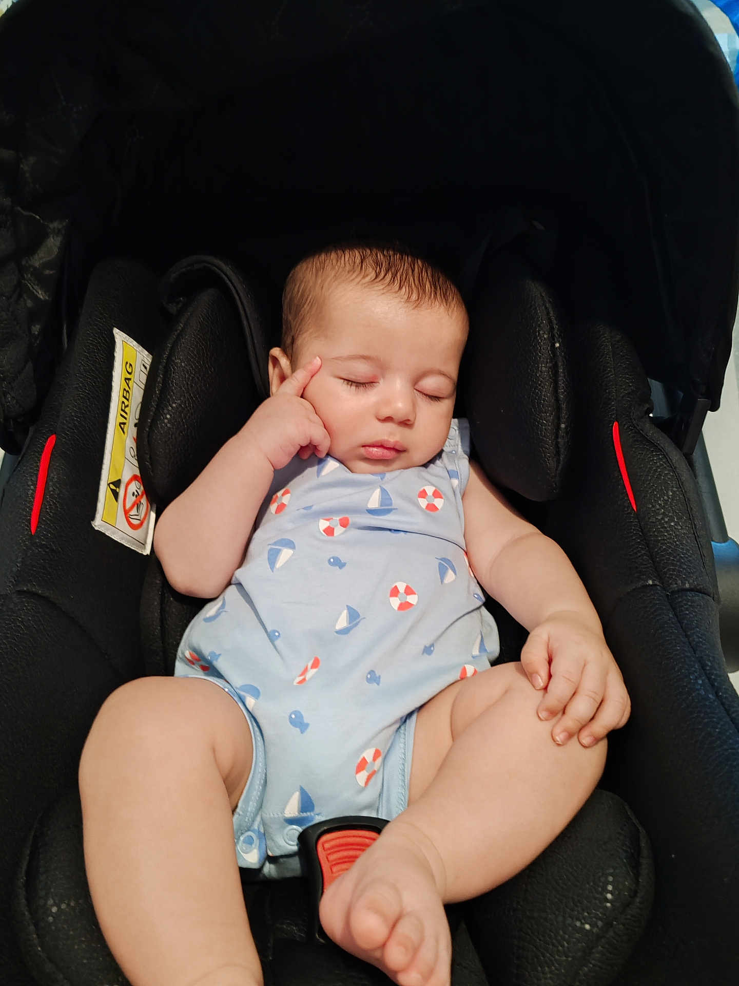Idris Ghelam a rejoint le concours — aidez-le/la à gagner de superbes lots ! baby, car_seat, child, clothing, cute, face, fingertip, foot, hand, head, indoors, infant, onesie, peaceful, pose, rest, safety, seatbelt, skin, sleeping