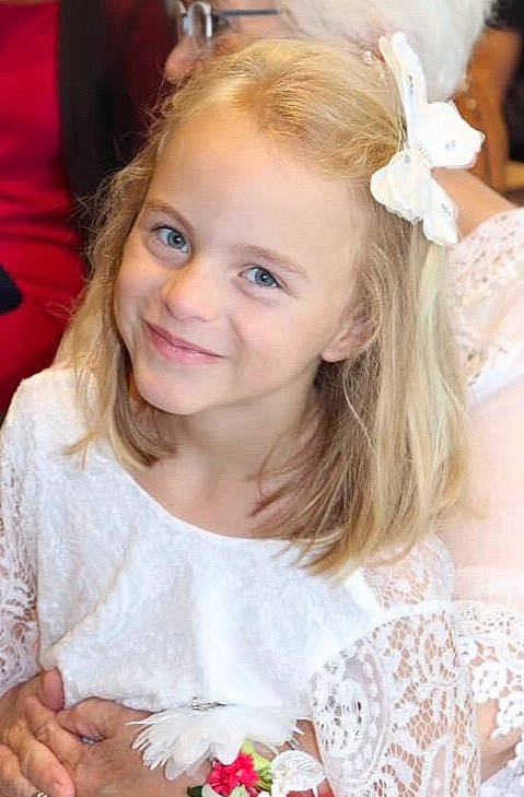 Cylia a rejoint le concours — aidez-le/la à gagner de superbes lots ! blond, brown_hair, child, child_model, dress, ear, eye, fashion_accessory, hair, hair_accessory, hairstyle, headband, headgear, headpiece, joy, lip, long_hair, person, smile, toddler