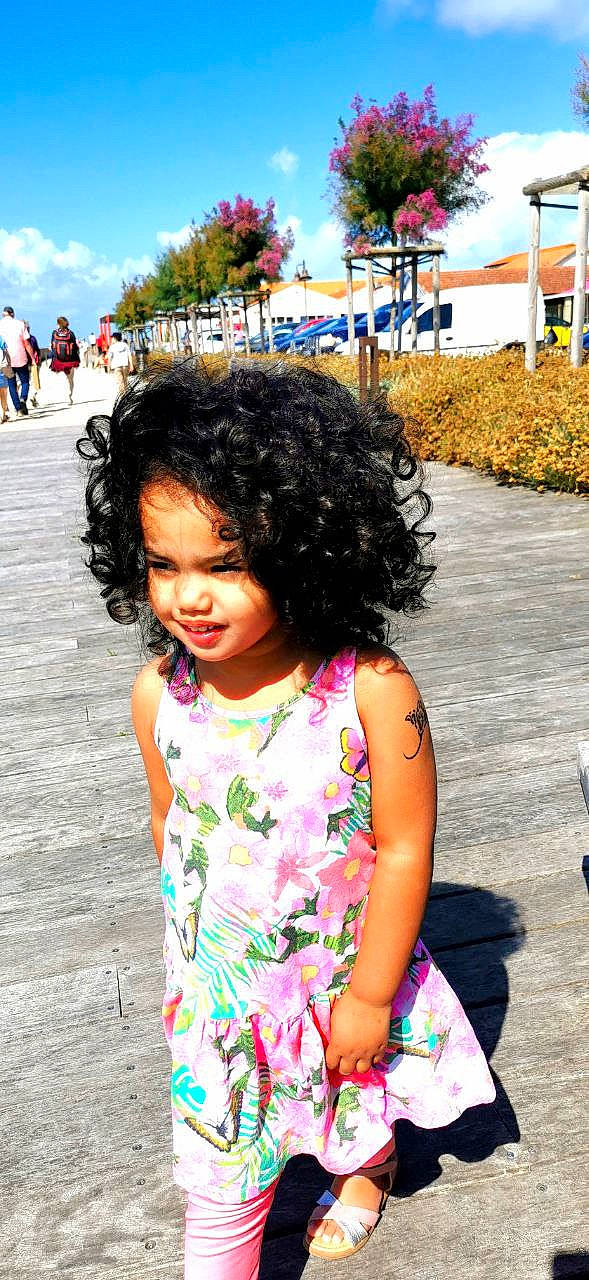 Nalya a rejoint le concours — aidez-le/la à gagner de superbes lots ! black_hair, blue, cool, facial_expression, fun, green, hairstyle, happy, leaf, leisure, person, pink, plant, public_space, skin, sleeve, smile, street_fashion, street_light, tree