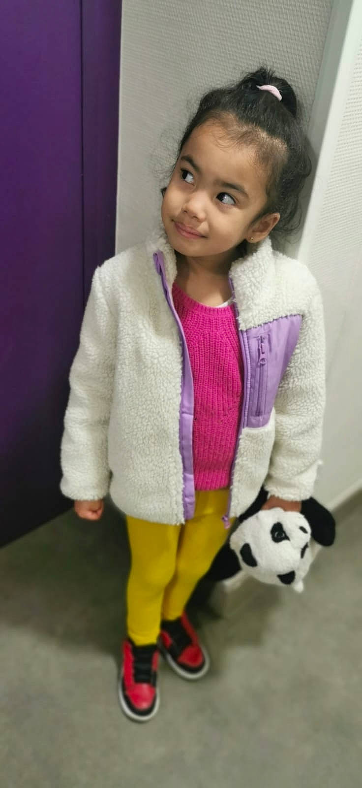 Nalya a rejoint le concours — aidez-le/la à gagner de superbes lots ! arm, baby_toddler_clothing, ball, child, flooring, football, fun, joy, magenta, mammal, pattern, person, sleeve, soccer, sports_equipment, textile, toddler, toy, vertebrate, white