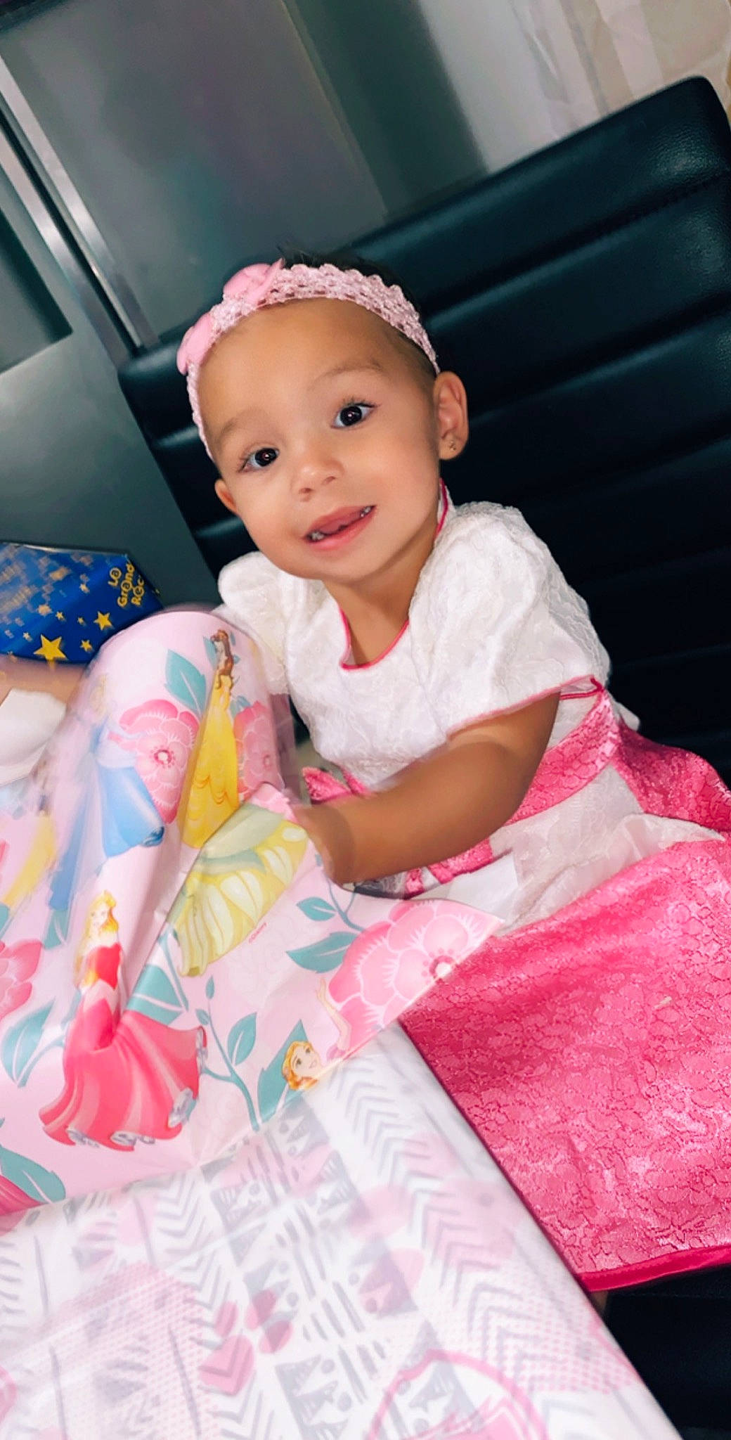 Giulia a rejoint le concours — aidez-le/la à gagner de superbes lots ! baby, baby_products, baby_toddler_clothing, cheek, dress, event, eye, facial_expression, fashion_accessory, fun, happy, headband, human_body, magenta, person, pink, skin, sleeve, smile, textile