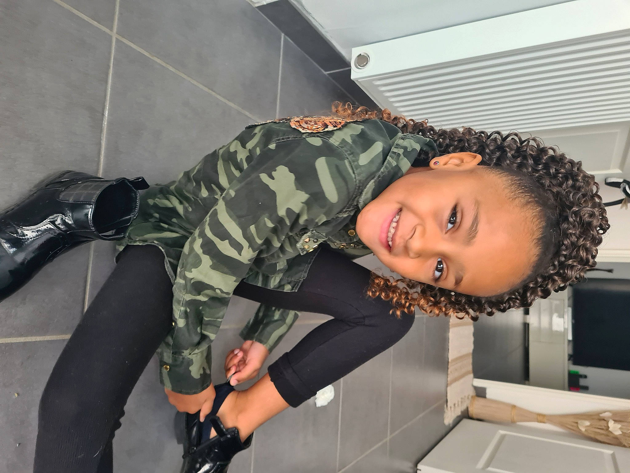 Anne-béatrice participe au concours pour gagner de l'argent avec cette photo : bag, boot, camouflage, fashion_design, flash_photography, fun, human_leg, joint, joy, knee, leg, luggage_and_bags, military_camouflage, military_person, military_uniform, pattern, person, sandal, smile, sneakers