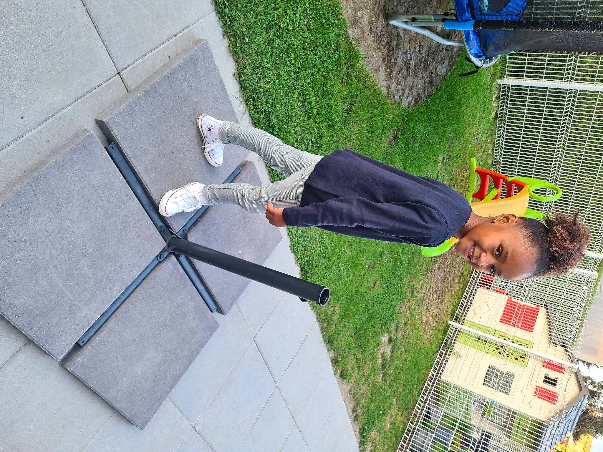 Anne-béatrice participe au concours pour gagner de l'argent avec cette photo : chair, concrete, flooring, fun, games, grass, human_settlement, joy, leisure, mesh, net, outdoor_furniture, person, plant, play, product, recreation, road_surface, shadow, sidewalk