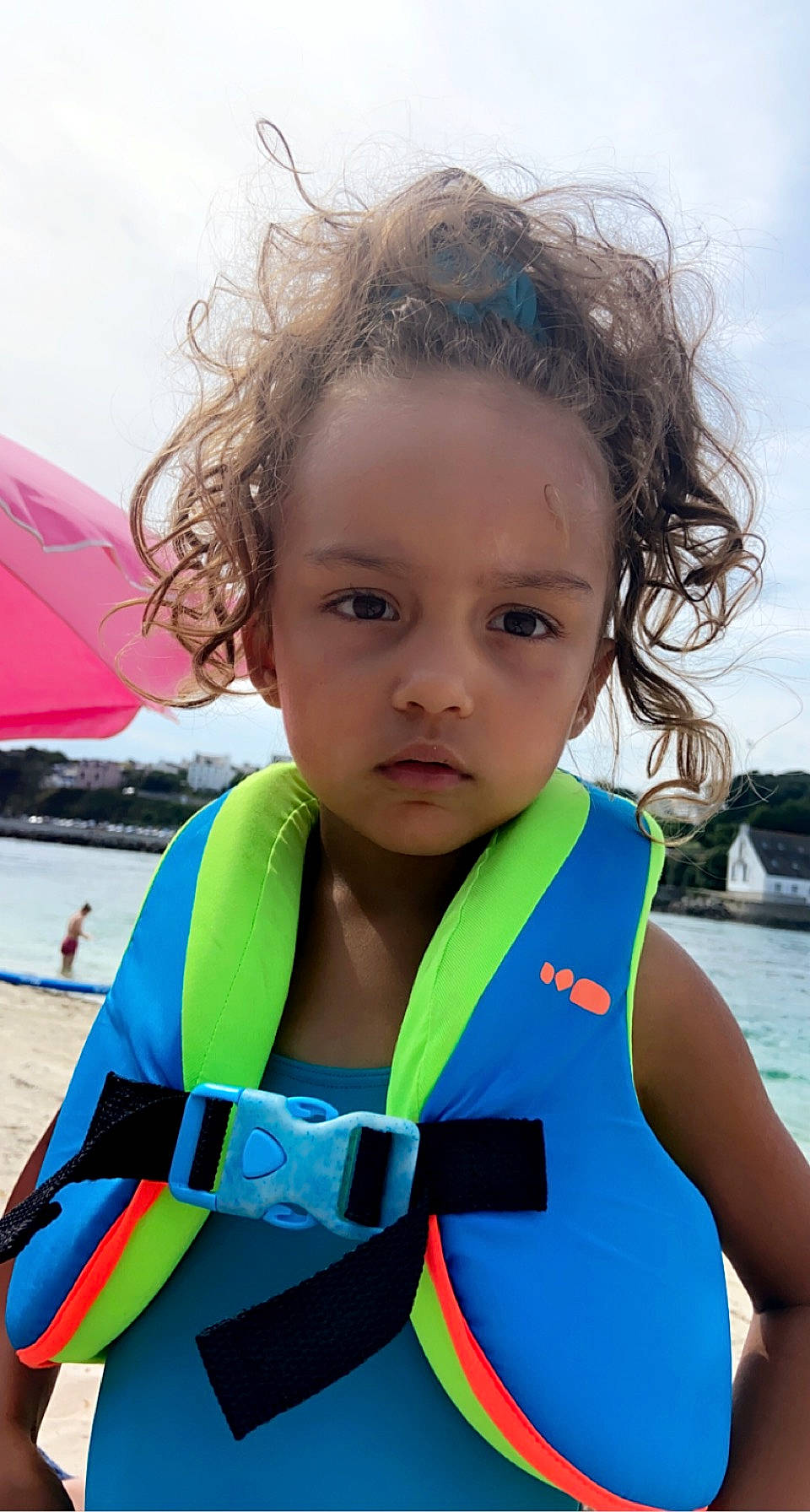 Léyna a rejoint le concours — aidez-le/la à gagner de superbes lots ! boats_and_boating_equipment_and_supplies, child, chin, diving_equipment, fun, happy, leisure, lifejacket, person, personal_protective_equipment, recreation, skin, sky, toddler, tourism, travel, umbrella, vacation, vest, water