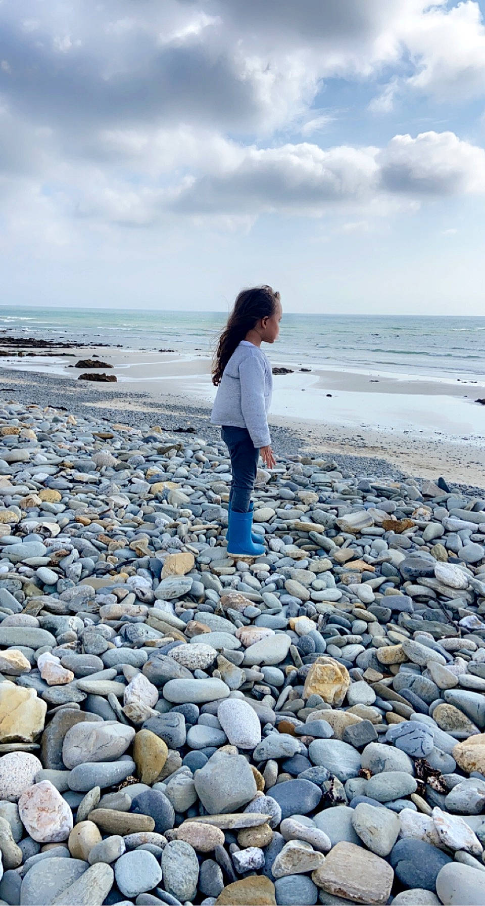 Léyna a rejoint le concours — aidez-le/la à gagner de superbes lots ! azure, beach, bedrock, calm, cloud, coastal_and_oceanic_landforms, electric_blue, fun, horizon, landscape, morning, people_in_nature, person, rock, sand, shore, sky, water, wilderness, wind_wave